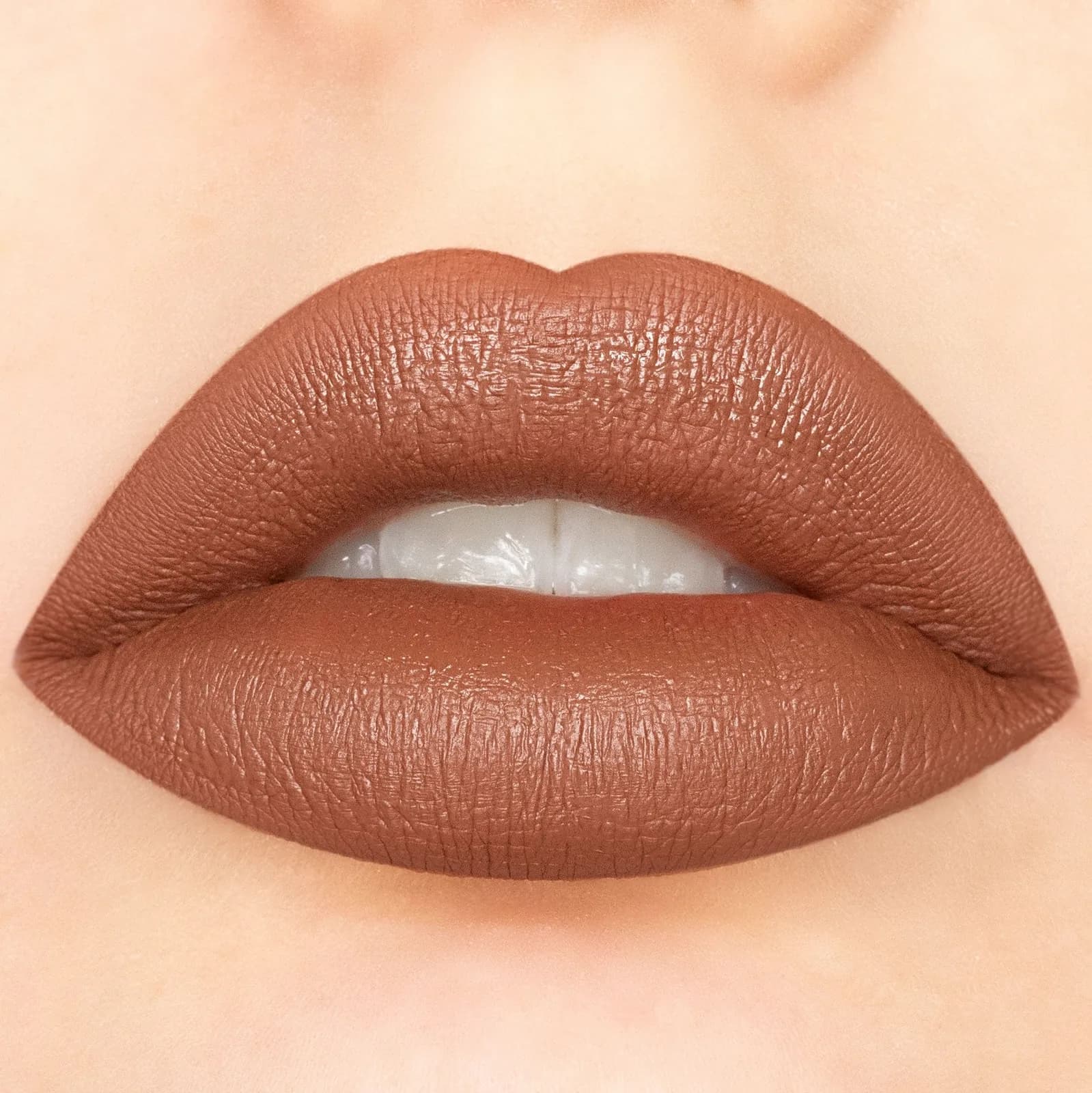 Moody Brown - Velvety Kiss Matte Liquid Lipstick - foto 2