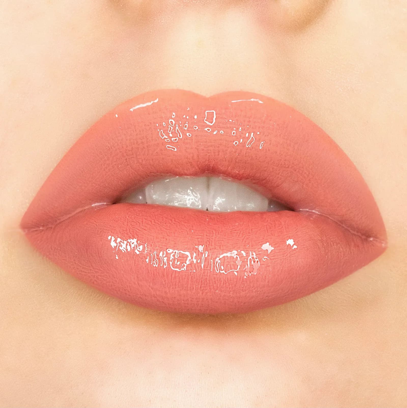 Nude Pink - Sleeky Kiss Plumping Lip Gloss - foto 2